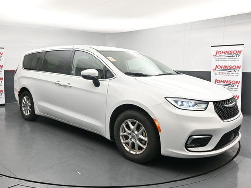 Bright White Clearcoat 2023 Chrysler Pacifica Touring L