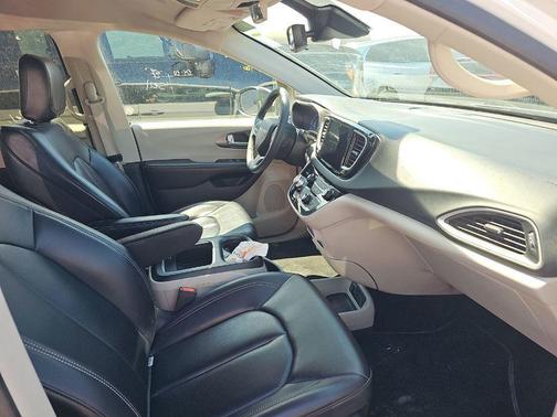 Bright White Clearcoat 2023 Chrysler Pacifica Touring L