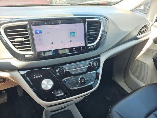 Bright White Clearcoat 2023 Chrysler Pacifica Touring L