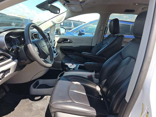 Bright White Clearcoat 2023 Chrysler Pacifica Touring L
