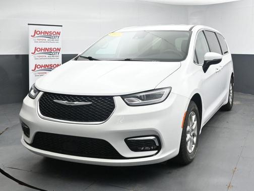 Bright White Clearcoat 2023 Chrysler Pacifica Touring L