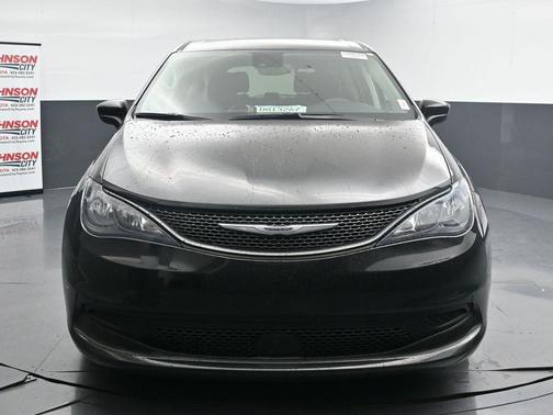 Brilliant Black Crystal Pearlcoat 2023 Chrysler Voyager LX