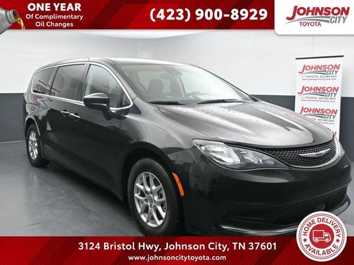 Brilliant Black Crystal Pearlcoat 2023 Chrysler Voyager LX