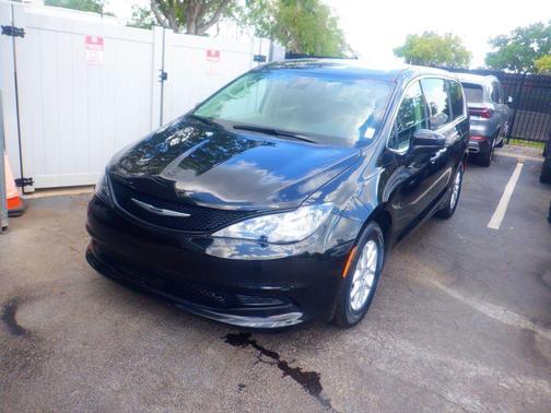 Brilliant Black Crystal Pearlcoat 2023 Chrysler Voyager LX