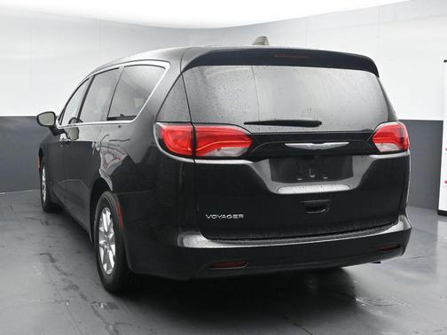 Brilliant Black Crystal Pearlcoat 2023 Chrysler Voyager LX