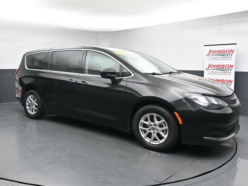 Brilliant Black Crystal Pearlcoat 2023 Chrysler Voyager LX