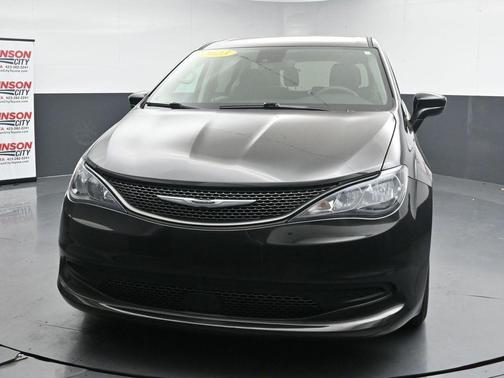 Brilliant Black Crystal Pearlcoat 2023 Chrysler Voyager LX