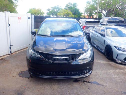 Brilliant Black Crystal Pearlcoat 2023 Chrysler Voyager LX