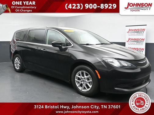 Brilliant Black Crystal Pearlcoat 2023 Chrysler Voyager LX
