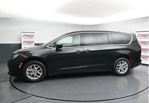 Brilliant Black Crystal Pearlcoat 2023 Chrysler Voyager LX