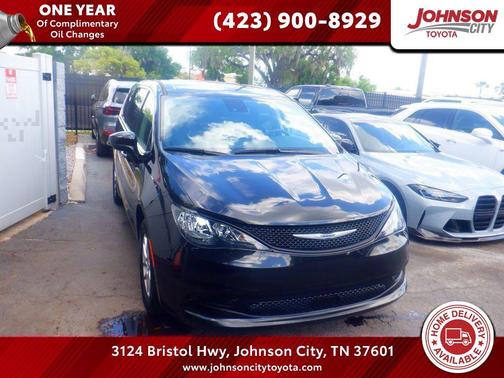 Brilliant Black Crystal Pearlcoat 2023 Chrysler Voyager LX