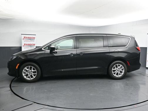 Brilliant Black Crystal Pearlcoat 2023 Chrysler Voyager LX