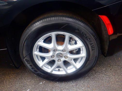 Brilliant Black Crystal Pearlcoat 2023 Chrysler Voyager LX