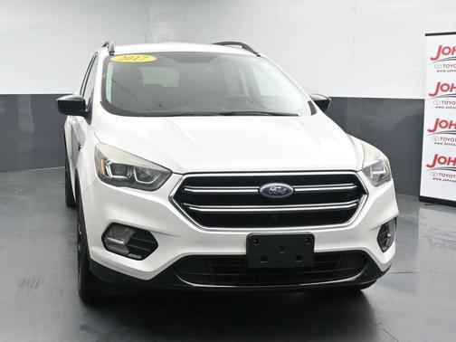 White Platinum Metallic Tri-Coat 2017 Ford Escape SE
