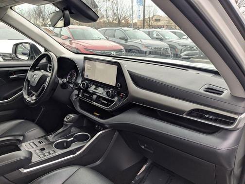 Wind Chill Pearl 2023 Toyota Highlander XLE