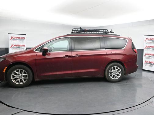 Velvet Red Pearlcoat 2021 Chrysler Voyager LXI