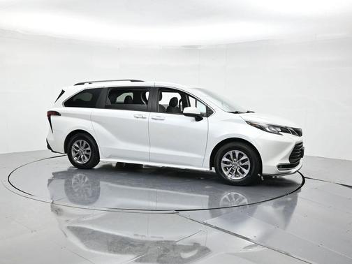 2022 Toyota Sienna XLE