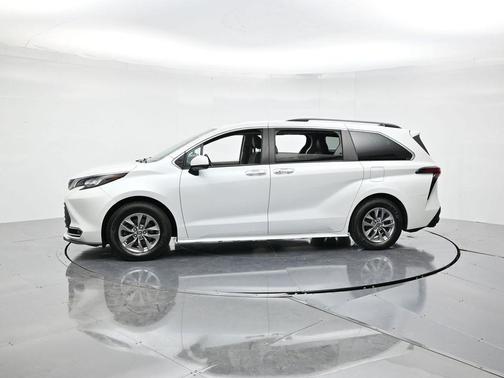 2022 Toyota Sienna XLE