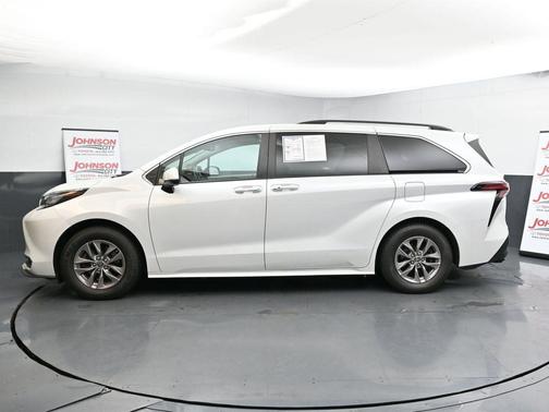 2022 Toyota Sienna XLE