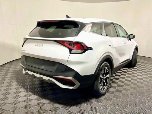 Glacial White Pearl 2023 Kia Sportage EX