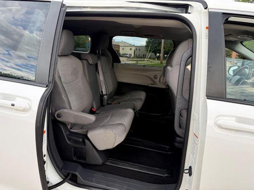 Ice Cap 2024 Toyota Sienna LE