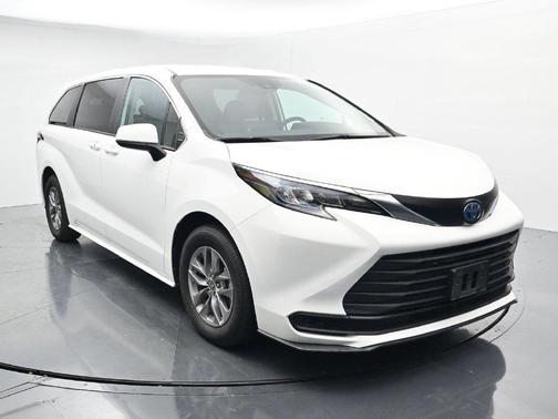 Ice Cap 2024 Toyota Sienna LE