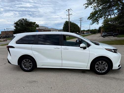 Ice Cap 2024 Toyota Sienna LE
