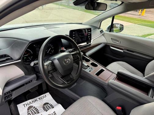 Ice Cap 2024 Toyota Sienna LE