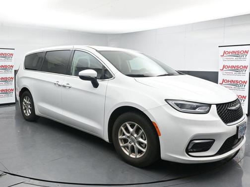Bright White Clearcoat 2023 Chrysler Pacifica Touring L