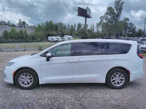 Bright White Clearcoat 2023 Chrysler Pacifica Touring L