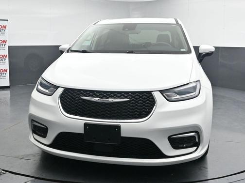 Bright White Clearcoat 2023 Chrysler Pacifica Touring L