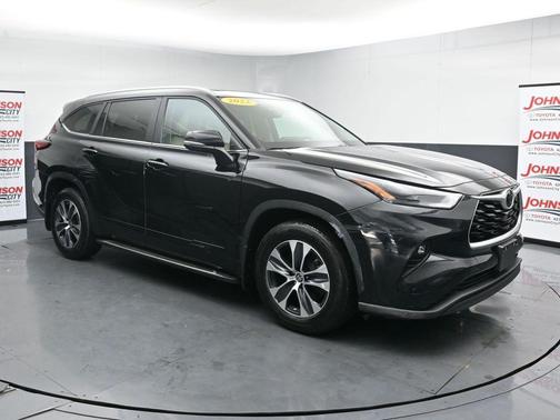 Midnight Black Metallic 2023 Toyota Highlander XLE