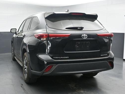 Midnight Black Metallic 2023 Toyota Highlander XLE