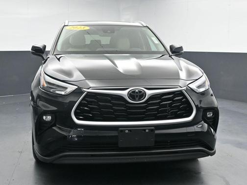 Midnight Black Metallic 2023 Toyota Highlander XLE
