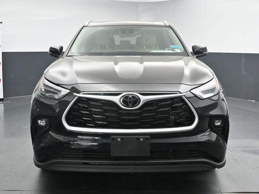 Midnight Black Metallic 2023 Toyota Highlander XLE