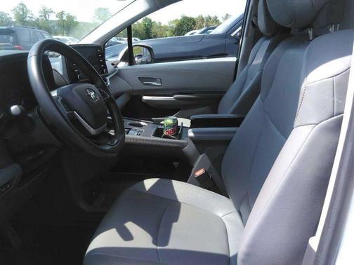 Wind Chill Pearl 2024 Toyota Sienna XLE