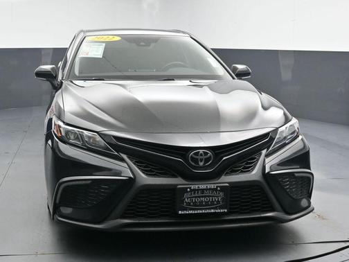 Midnight Black Metallic 2022 Toyota Camry SE
