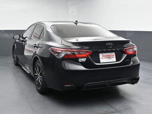 Midnight Black Metallic 2022 Toyota Camry SE