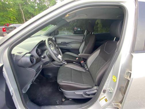 Brilliant Silver Metallic 2020 Nissan Kicks S