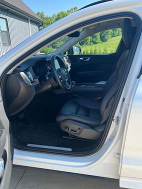 Crystal White Metallic 2023 Volvo XC60 B5 Plus Dark Theme