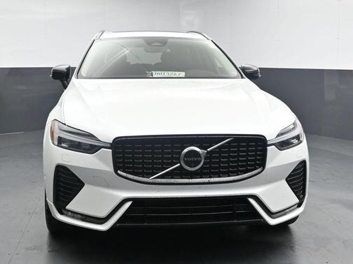 Crystal White Metallic 2023 Volvo XC60 B5 Plus Dark Theme