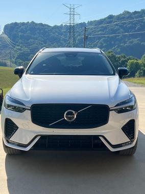 Crystal White Metallic 2023 Volvo XC60 B5 Plus Dark Theme