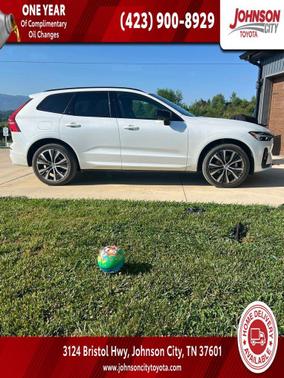 Crystal White Metallic 2023 Volvo XC60 B5 Plus Dark Theme