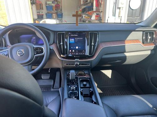 Crystal White Metallic 2023 Volvo XC60 B5 Plus Dark Theme