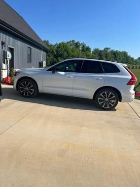 Crystal White Metallic 2023 Volvo XC60 B5 Plus Dark Theme