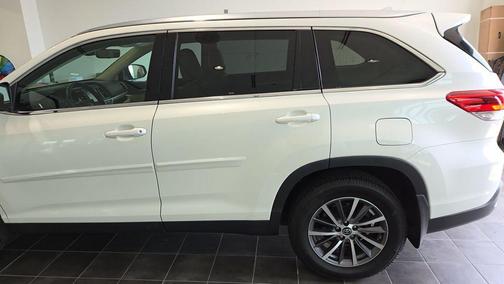 Blizzard Pearl 2019 Toyota Highlander XLE
