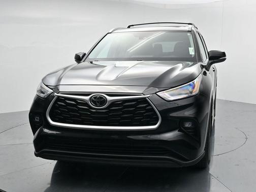 Midnight Black Metallic 2022 Toyota Highlander XLE