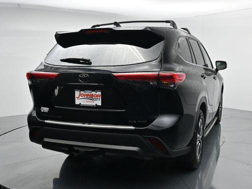 Midnight Black Metallic 2022 Toyota Highlander XLE