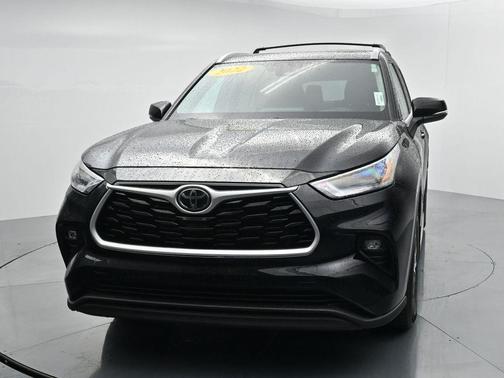 Midnight Black Metallic 2022 Toyota Highlander XLE