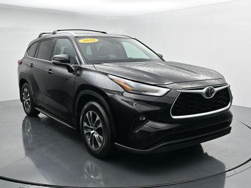 Midnight Black Metallic 2022 Toyota Highlander XLE